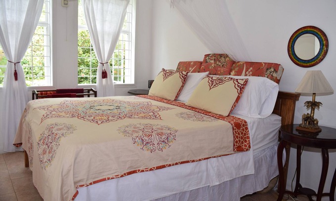 Pine Gardens Casa | Lujosa Eco Friendly, Suite Vegetariana en el Apartamento Hummingbird