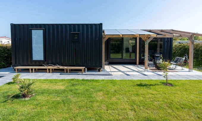 Menaldum Cabina | Luxurious, Eco, Steel Cabin with bath and large private garden.