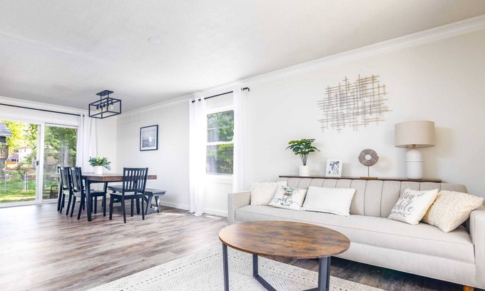 West Des Moines Casa | Luxurious Family Friendly 5 Bedroom House