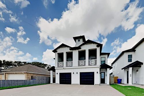 Flour Bluff Casa | Luxurious Family-friendly Oasis with Laguna Views