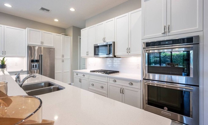 Parkland Casa | Luxurious Family Home - Spacious Kitchen & BBQ
