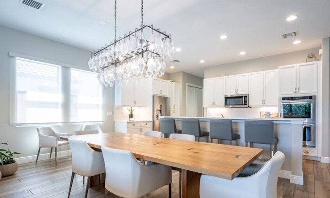 Parkland Casa | Luxurious Family Home - Spacious Kitchen & BBQ