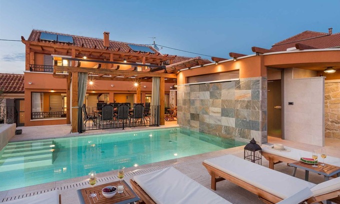 Bicine Villa | Lujosa villa de cinco estrellas con piscina climatizada para 10-12 personas