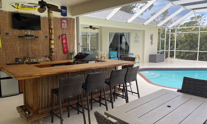 Englewood Casa | Luxurious Florida Living 2 Minutes from the Beach with heated pool!