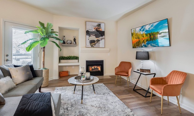Roseville Apartamento | Luxurious Furnished Apartment + Private Garage