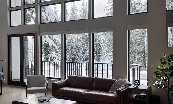 Hyak Cabina | Luxurious getaway w/ spacious sauna, 7-person hot tub, 2 master suites, scenic v