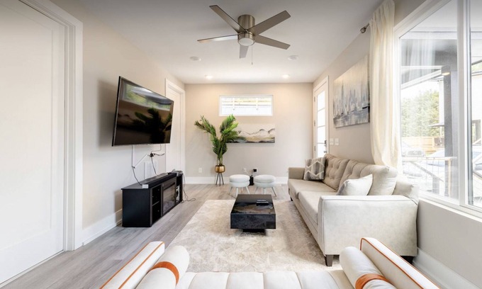 Hayes Casa | Luxurious Getaway Home with Rooftop Patio 10mins to downtown Durham and Duke
