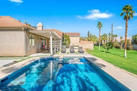 Indio Casa | Luxurious Getaway Near Coachella Stagecoach Pool Putting Green Parking Firepit Sleeps 11