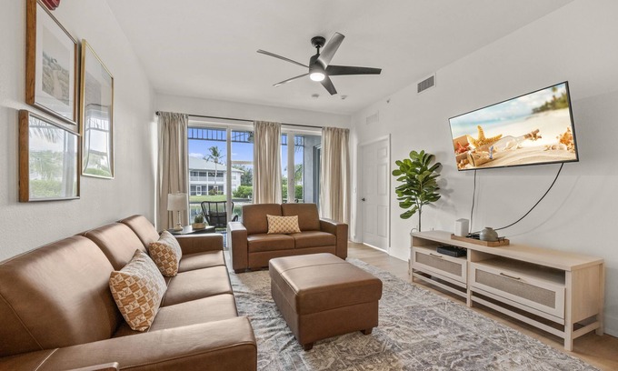 Naples Condominio | Luxurious Golf Condo W/ Resort Pool and Amenities!