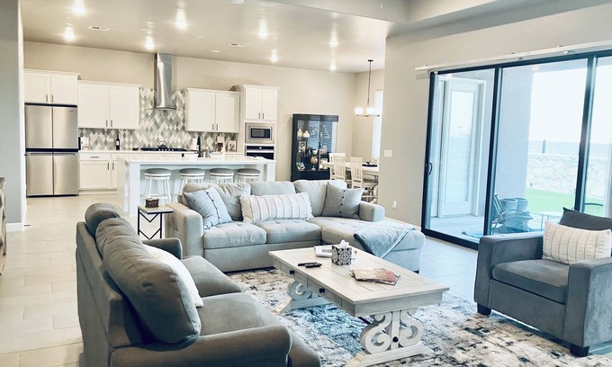 Las Cruces Casa | Luxurious Golf Course Retreat w/Backyard & Game Room