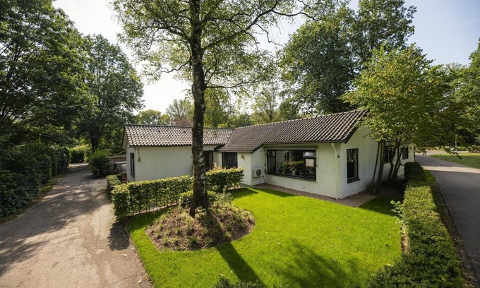 Lieren Casa | Luxurious group accommodation with stylish decor, modern amenities, six bedrooms, spacious kitchen, and garden, ideal for a relaxing stay.