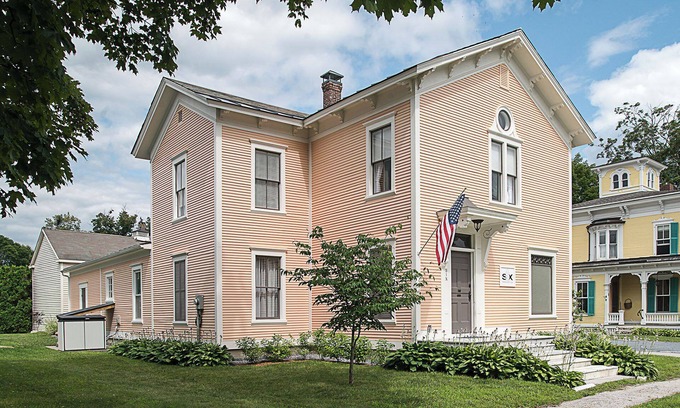 Brandon Casa | Luxurious guest home with private art gallery in the heart of a historic village
