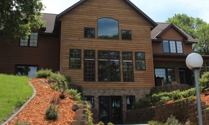 Spicer Casa | Lujosa casa de pino nudoso en Crystal Clear Green Lake en Spicer, Minnesota