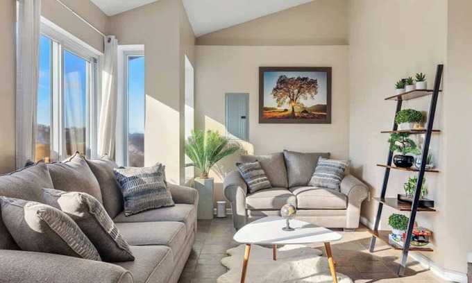 Pittsburgh Casa | Luxurious Hideaway with a Skyline View