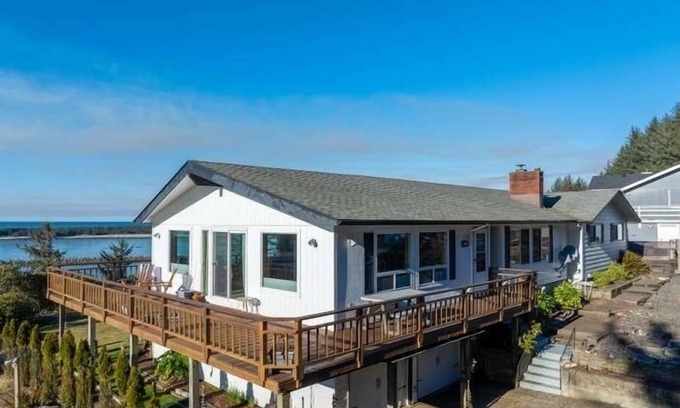 Winchester Bay Casa | Luxurious Hilltop Home with Direct Dune Access