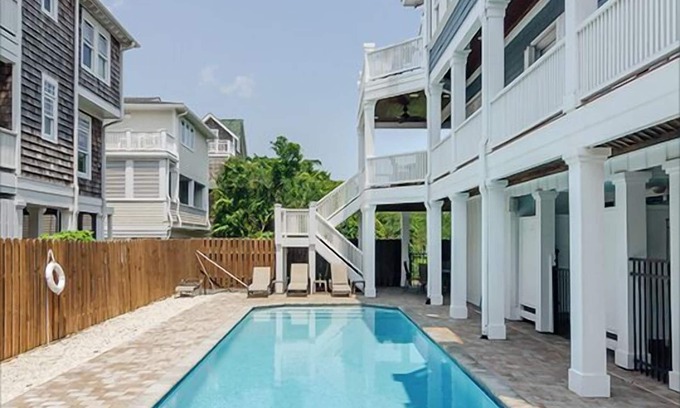 South End Casa | Gran vivienda unifamiliar con piscina privada y un paseo a la playa