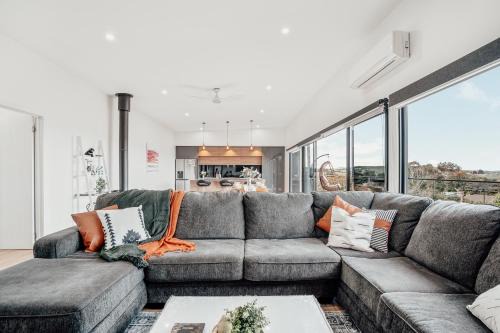 Sorell Apartamento | Luxurious Hobart Holiday Home with Stunning Bay Views - Affordable, Family-Friendly, and Stylish