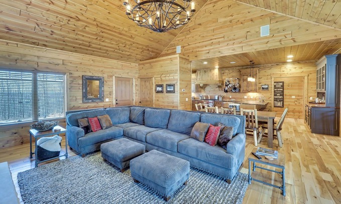 Boyne City Casa | Luxurious Home in Boyne Mountain | Skybridge View | Ski-In/Ski-Out