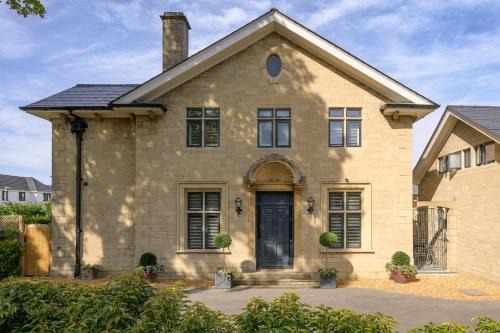 Cheltenham Casa | Luxurious Home in Cheltenham Private Parking