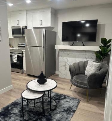 Calgary Cama Y Desayuno | Luxurious Home in NW Calgary, Free Parking, High Speed Internet, Near Grocery and Airport