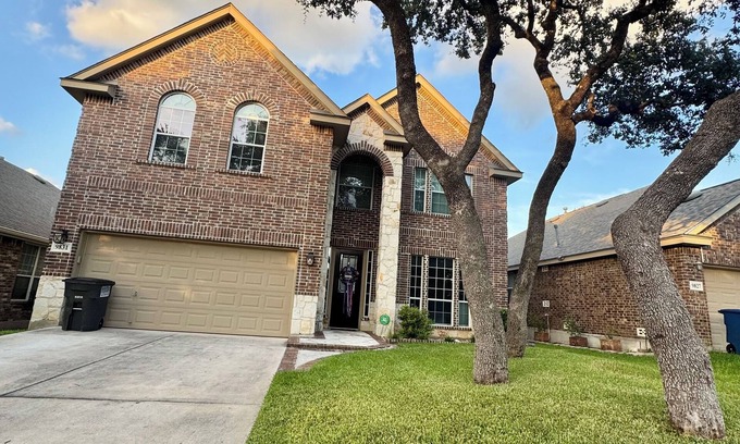 West San Antonio Casa | Luxurious home just minutes away from Sea World and Fiesta Texas!