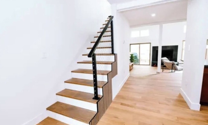 East Stroudsburg Casa | Luxurious Home with Mountain Views, Skiing, Hiking, Water Sports, Going Out