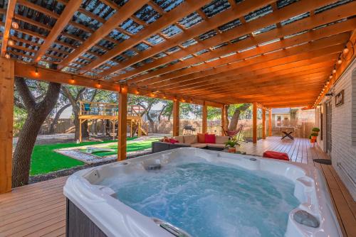Wetmore Casa | Luxurious Home With Hot Tub & Tree Deck By 6flags