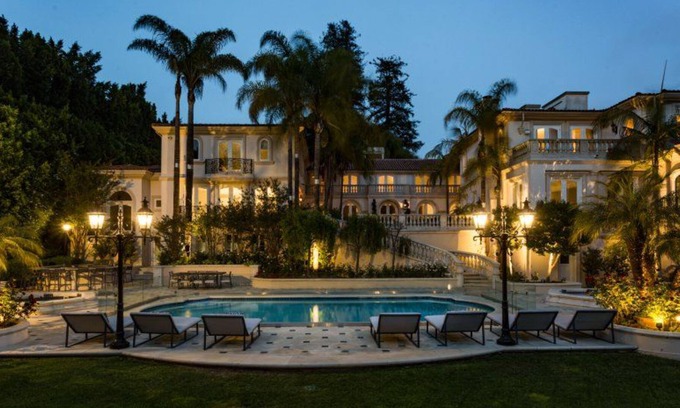 Bel Air Casa | Luxurious Home with Private Hot Tub, Free WiFi, Ping-Pong Table, Game Room
