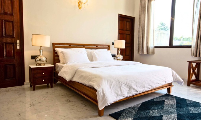 Sainik Farm Apartamento | Luxurious Italian Family House: 3 Large Ensuite-Bedrooms With Private Balconies