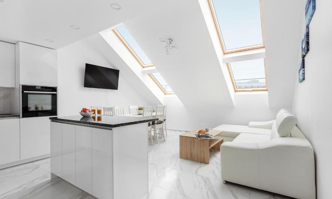 Old Town Apartamento | Luxurious Kaunas Basilica Apartment in Old Town by Urban Rent