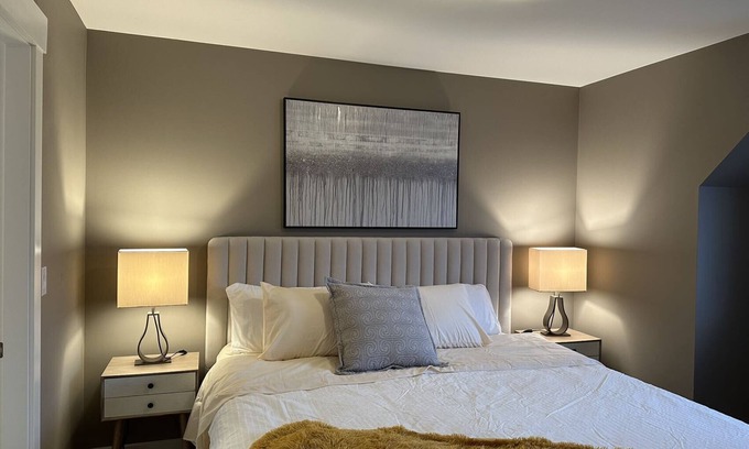 Delta Casa | Luxurious King Bed Private Entrance In Ladner