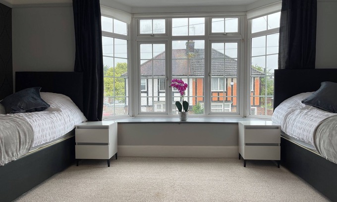Luton Casa | Luxurious Kitchen Lrg Bedrooms Holiday Freeparking