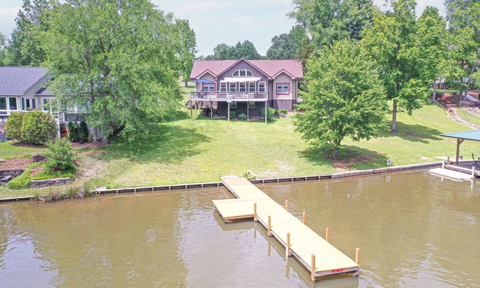 Waterloo Casa | Luxurious Lake Front Home with Kayaks, SUPs, Dock