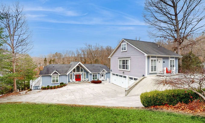 La Follette Cabina | Luxurious Lake Norris Lakefront w/ Private Dock, Slide, Fire Pit, Game Room