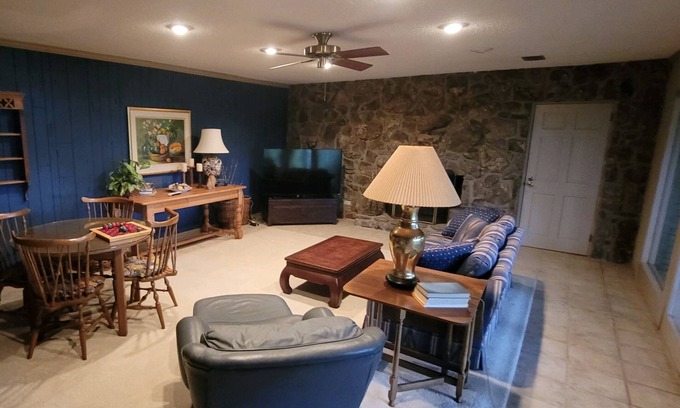 Eden Isle Casa | Luxurious Lakefront Eden Isle House - Heber Springs, AR
