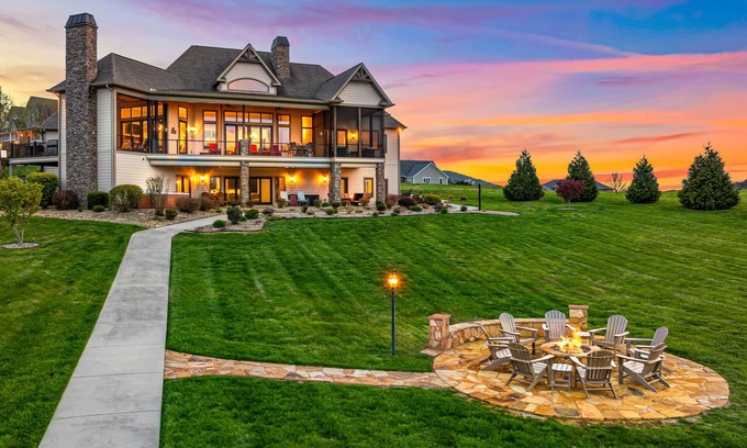 Sharps Chapel Casa | Luxurious lakefront home w/dock, internet, fire pit and amazing views