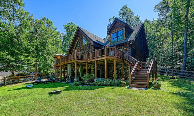 Bumpass Cabina | Luxurious lakefront cabin with hot tub, game room, & washer/dryer- dog friendly