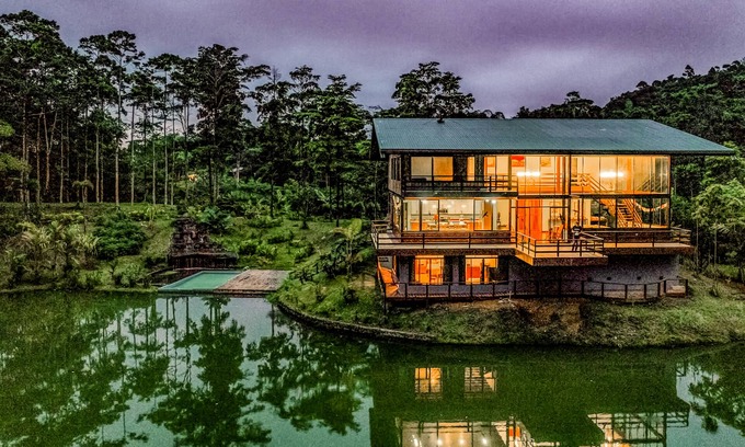 Peñas Blancas Casa | Luxurious lakefront designer villa in a private reserve - near Arenal Volcano