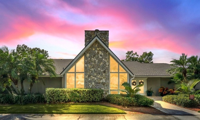 Auburndale Casa | Luxurious lakefront/pool home near theme parks in Florida