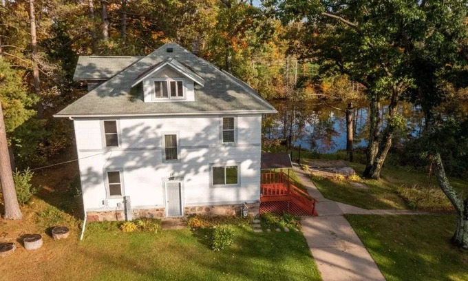 Elcho Casa | Luxurious Lakeside Home on Upper & Lower Post Lake Channel