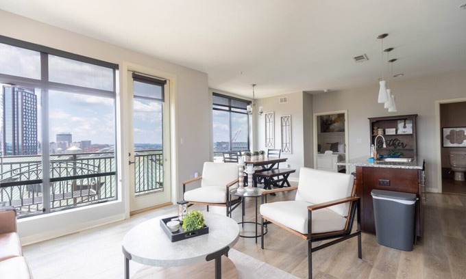 Rolling Mill Hill Condominio | Luxurious large Downtown Top Floor Corner 2 Bed 2 bath - #621