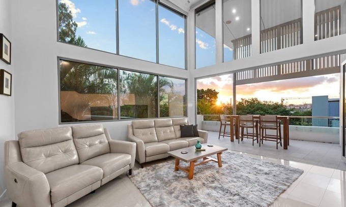 Bulimba Casa | Luxurious Living! Luxury 3-Bedroom in Prime Location! with Pool in Balmoral