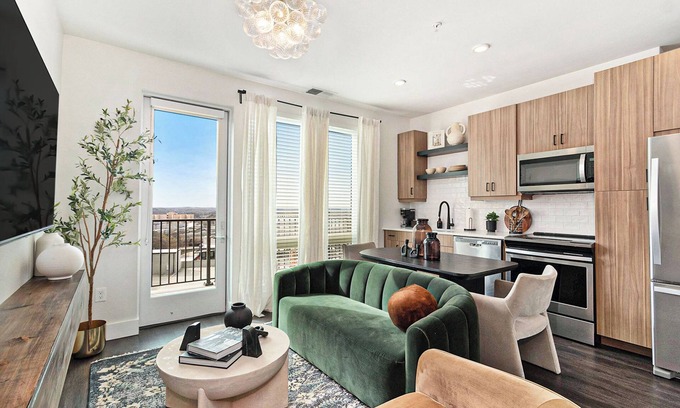 Westside Apartamento | Luxurious living Midtown/free on site parking!