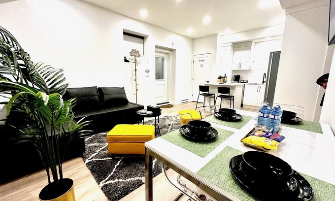 Willoughby Casa | Luxurious, Modern & Stylish 2 Bedroom Suite, Near Vancouver, Pet Friendly