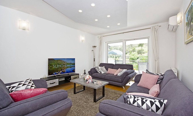 Tugare Apartamento | Apartamento espacioso con balcón y vista cerca de la playa de arena Omis