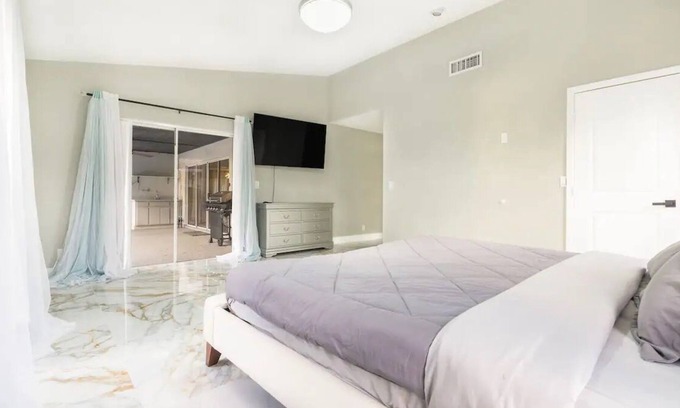 Greenview Shores Casa | Luxurious modern lakefront home, minutes away from International Equestrian Ctr