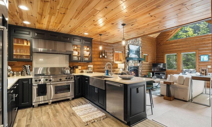 Boyne City Cabina | Luxurious Mountain Cabin with Three Bedrooms and Close to Slopes!