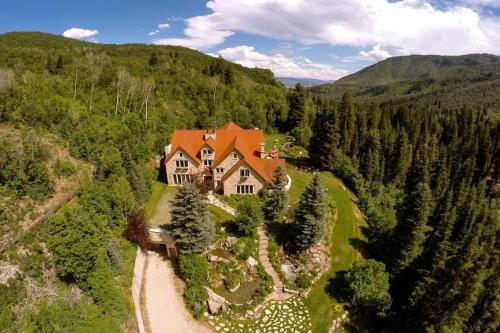 Midway Casa | Luxurious Mountain Retreat with Pool