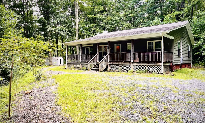 Hot Springs Cabina | Luxurious Mountain Cottage with Hot Tub and Full Amenities