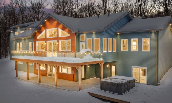 Lake of Bays Cabaña | Luxurious Muskoka Retreat w/ hot tub, sauna on a private 24 acre lot.